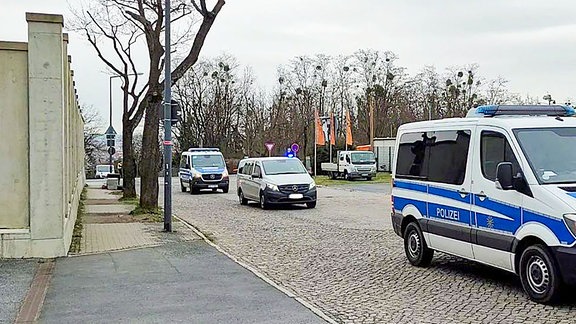 Lina E. wird im März 2023 im Transporter unter Begleitung von Polizeifahrzeugen zum Prozess vor dem OLG Dresden gebracht