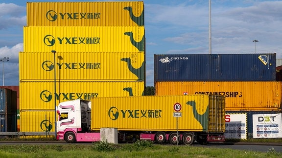 Container des Chinesischen Güterzug Betreibers YXE aus Yiwu