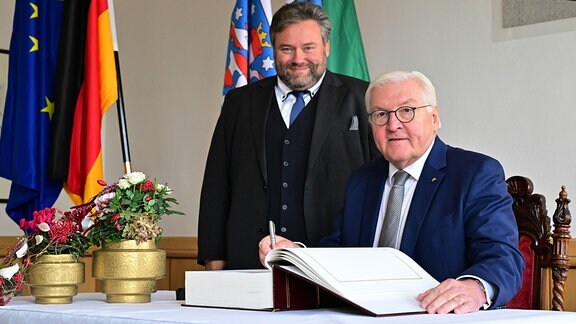 Fabian Giesder, Bürgermeister von Meiningen, und Bundespräsident Frank-Walter Steinmeier beim Eintrag ins Goldene Buch der Stadt.