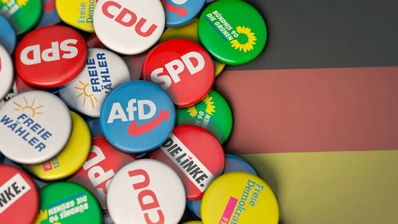 Symbolbild: Buttons mit Logos der Parteien in Deutschland