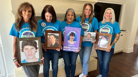 Mütter in den USA mit Fotos ihrer an Fentanyl gestorbenen Kinder