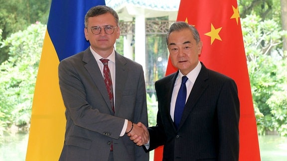  Der chinesische Außenminister Wang Yi, der auch Mitglied des Politbüros des Zentralkomitees der Kommunistischen Partei Chinas ist, führt Gespräche mit dem ukrainischen Außenminister Dmytro Kuleba (l).