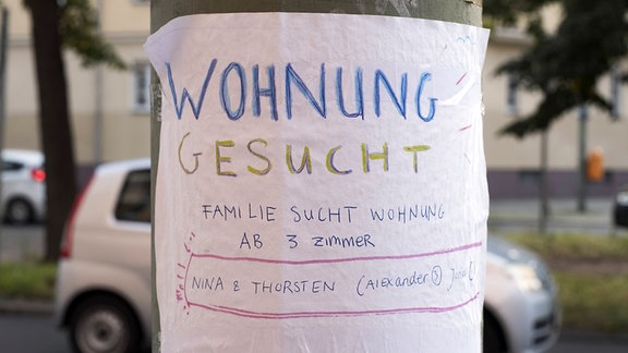 Wohnung gesucht - Anschlag zur Wohnungssuche an einem Laternenmast in Berlin-Prenzlauer Berg