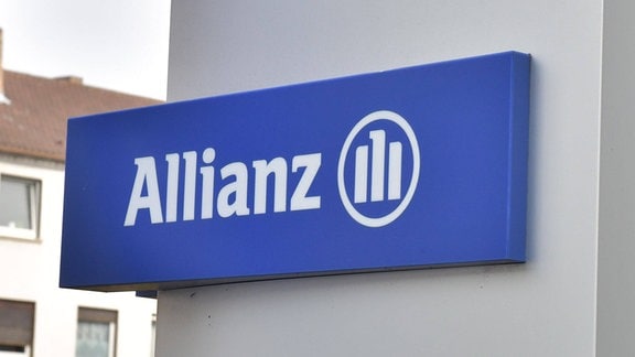 Logo an einer Filiale der Allianz 