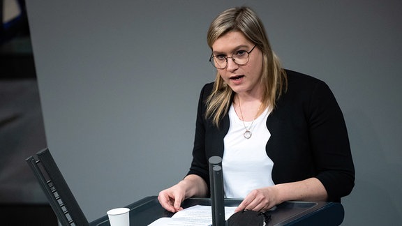 Anna Kassautzki (SPD) spricht während der dreitägigen Debatte über die Politik der Ampel-Koalition im Bundestag.