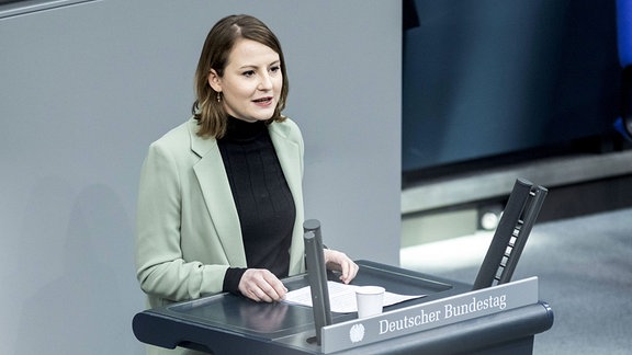 Annika Klose spricht im Bundestages in Berlin, 16.12.2021.