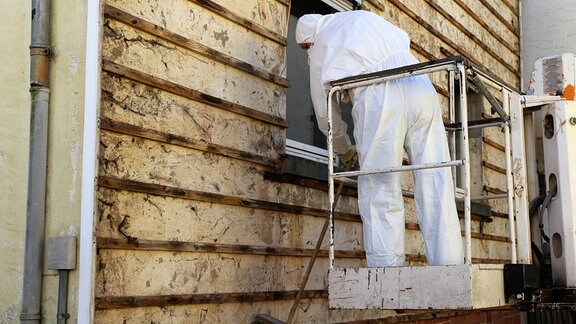 Arbeiter in Schutzkleidung bei der Asbestsanierung
