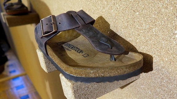 Eine Sandale mit Korksohle von Birkenstock