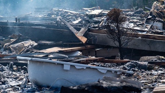 Ein zerstörte Badewanne liegt vor dem Ferienhaus. Nach einer Explosion im Norden der Insel Rügen ist am Morgen ein Feuer ausgebrochen und hat mehrere Häuser zerstört.