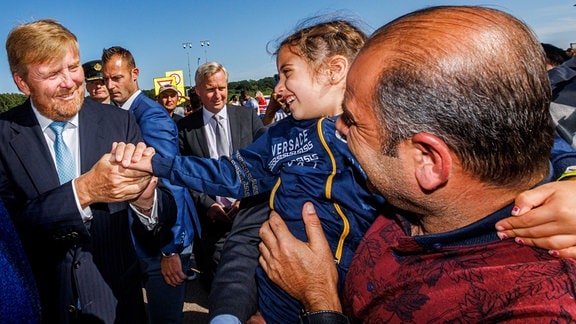 König Willem-Alexander der Niederlande trifft zu einem Arbeitsbesuch im Asylbewerberzentrum ein.