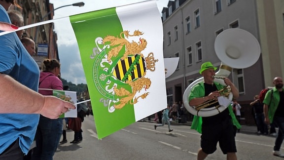 Papierfähnchen mit dem Wappen der rechten Kleinpartei Freie Sachsenâ am Rande vom Festumzug zum Tag der Sachsen.