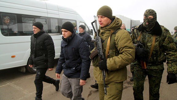 Ukrainische Gefangene, werden von pro-russischen Separatisten eskortiert während eines Gefangenenaustausches zwischen der Regierung in Kiew und den prorussischen Separatisten in der Nähe des Kontrollpunktes Maiorske bei Horliwka, Ostukraine.