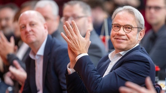 Georg Maier, Landesparteivorsitzender der SPD und Thüringer Innenminister, applaudiert.