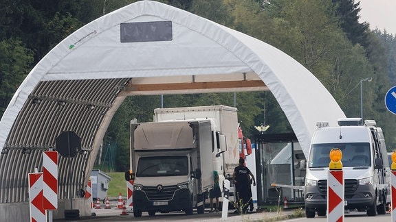 Bundespolizei kontrolliert den Einreiseverkehr an einem Grezübergang.