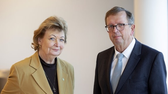 Martina Schweinsburg (CDU), Präsidentin des Thüringischen Landkreistages und Landrätin von Greiz und Werner Henning (CDU), Landrat des Landkreises Eichsfeld, stehen zusammen.