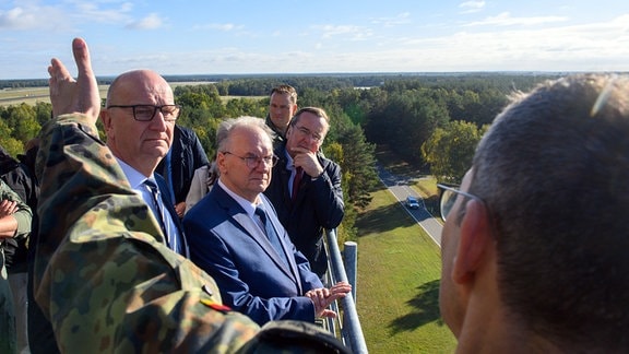 Dietmar Woidke (2.v.l.), Ministerpräsident von Brandenburg, Reiner Haseloff (M, CDU), Ministerpräsident von Sachsen-Anhalt, und Bundesverteidigungsminister Boris Pistorius (2.v.r., SPD) 