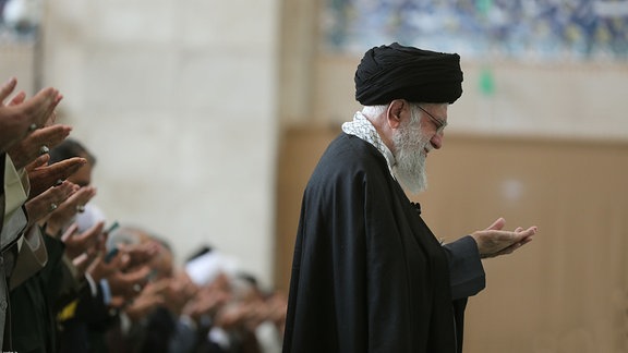 Ajatollah Ali Chamenei (r), Oberster Führer des Iran, leitet das Eid al-Fitr-Gebet.