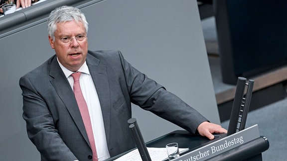 Jürgen Hardt, (CDU/CSU) spricht bei der 33. Sitzung des Bundestags zu den Abgeordneten.
