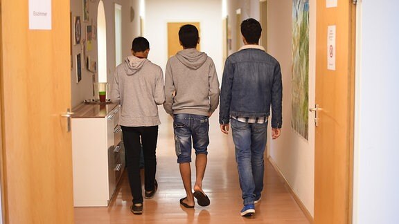 Im Kinder- und Jugendhilfezentrum der Heimstiftung Karlsruhe gehen unbegleitete minderjährige Ausländer, kurz UMA, einen Flur entlang. 