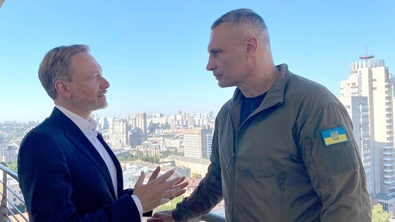 Christian Lindner (FDP), Bundesfinanzminister, kommt zu einem Gespräch mit und Vitali Klitschko (r), Bürgermeister von Kiew, zusammen.