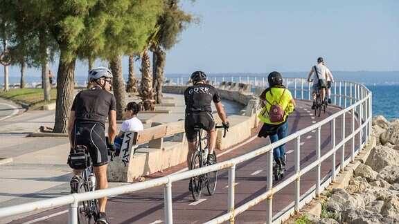 Radfahrer auf Strandpromenade, Av. de Gabriel Roca, Palma, Mallorca