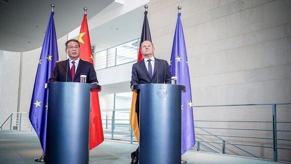 Bundeskanzler Olaf Scholz (SPD, r) und Li Qiang, Ministerpräsident von China, geben bei den deutsch-chinesischen Regierungskonsultationen im Bundeskanzleramt ein Pressestatement. 
