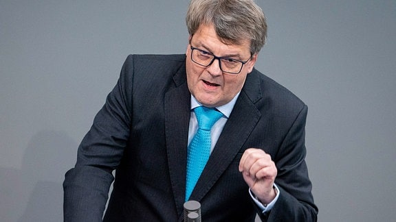 Reinhard Houben (FDP) spricht bei der 77. Sitzung des Bundestages. 