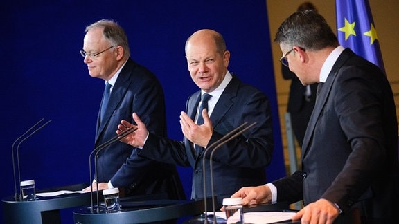 Bundeskanzler Olaf Scholz (M, SPD), Boris Rhein (r, CDU), Ministerpräsident von Hessen und Stephan Weil (l, SPD), Ministerpräsident von Niedersachsen bei einer Pressekonferenz