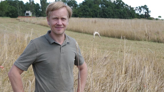 Landwirt Robert Künne steht auf einem Feld) 