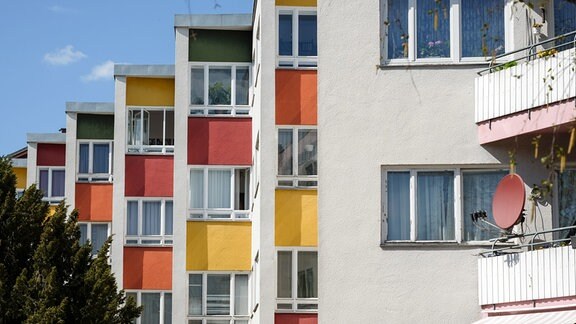 Das farbige Laubenganghaus in der Goebelstraße in Charlottenburg, erbaut 1955-1956 von Hans Scharoun in Siemensstadt. Die Großsiedlung Siemensstadt wurde im Juli 2008 als eine von sechs Siedlungen der Berliner Moderne in die UNESCO-Liste des Weltkulturerbes aufgenommen.