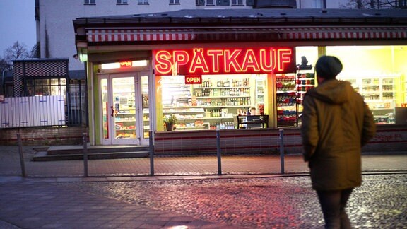 Die Leuchtschrift an einem "Späti" strahlt in Berlin im Bezirk Steglitz-Zehlendorf in der Dämmerung.