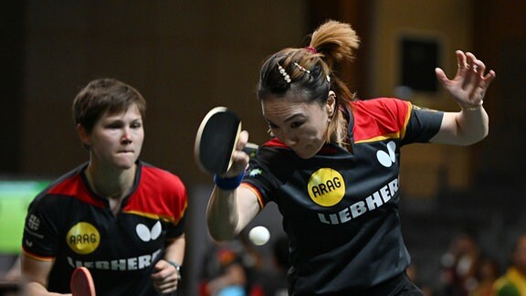 Tischtennis: Weltmeisterschaft, Damen, Doppel, Deutschland - Südkorea: Nina Mittelham (l) und Shan Xiaona aus Deutschland in Aktion.