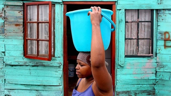 Südafrikanerin transportiert 2008 Trinkwasser in einem Eimer