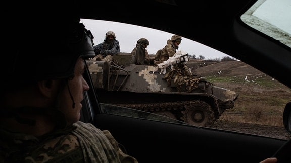 Ukrainische Soldaten fahren in einem gepanzerten Fahrzeug in der Nähe der Frontstadt Tschassiw Jar. Die Stadt Tschassiw Jar steht weiterhin unter schwerem Beschuss durch russische Stellungen außerhalb der Stadt.
