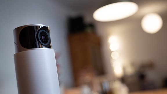 Eine 360-Grad-Überwachungskamera für den Innenbereich steht in einem Wohnzimmer.