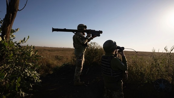 Ukrainische Soldaten von der 92. Brigade zielen mit einer Flugabwehrrakete auf die Frontlinie in der Nähe von Klischtschijiwka bei Bachmut.