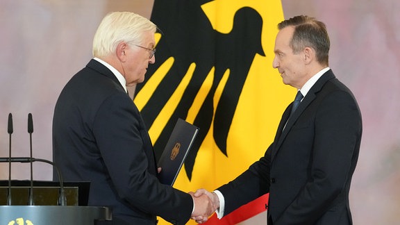 Volker Wissing, Bundesminister für Digitales und Verkehr, erhält von Bundespräsident Frank-Walter Steinmeier die Ernennungsurkunde zum Justizminister.