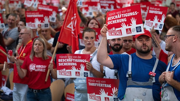 Mit lautstarken Protesten positioniert sich die Belegschaft aus dem Volkswagen Werk in Zwickau kurz vor Beginn der Betriebsversammlung gegen die Sparpläne des Vorstands.