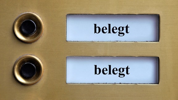 Ein Klingelschild, beschriftet mit «belegt» im Namensfeld