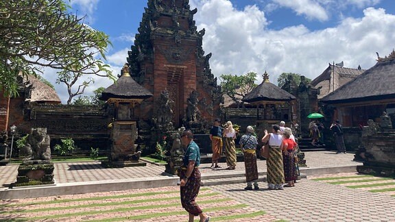 Touristen im Tempel Pura Puseh Desa Batuan