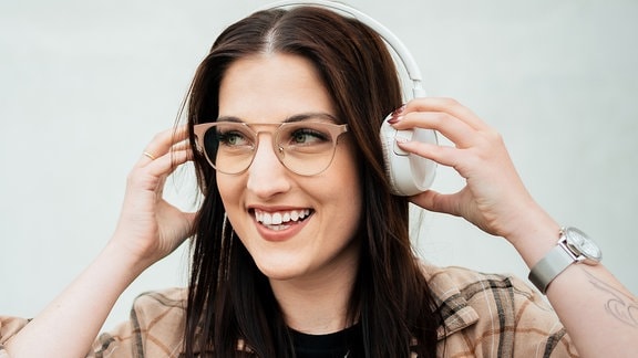 Eine junge Frau mit Kopfhörern