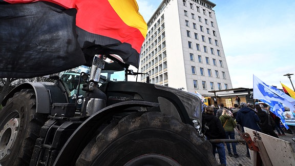 Demonstranten stehen vor dem Thüringer Landtag