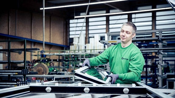Ein Mitarbeiter aus der Produktion des Fensterherstellers EuroLam aus Wiegendorf in Thüringen.