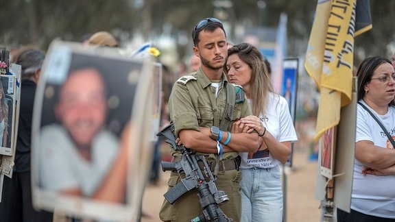 Angehörige und Freunde trauern auf dem Gelände des Nova Festivals anlässlich des einjährigen Jubiläums des Hamas-Angriffs auf Israel