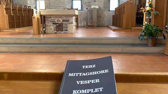 Altarbereich im Kloster St. Marien zu Helfta, im Vordergrund: Buch mit Gebetszeiten