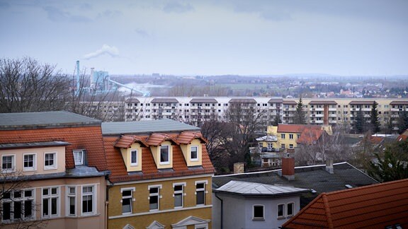 Vom Rathausturm aus sieht man, dass Hohenmölsen umzingelt ist von Kohlekraftwerken – seit einigen Jahren aber auch von Windenergieanlagen. Erneuerbare Energien sollen nach dem Kohleausstieg die Energie in der Region liefern.