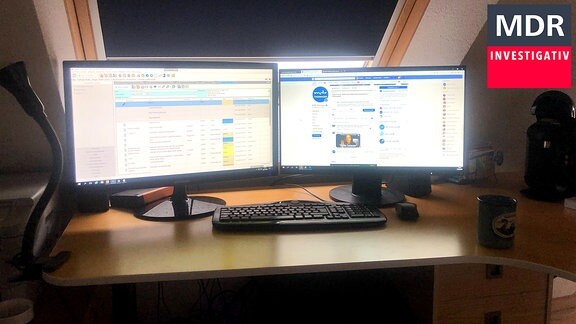 Zwei Monitore auf einem Schreibtisch