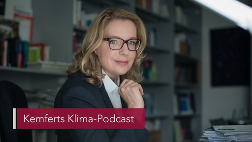 Frau mit Brille, blonden schulterlangen Haaren, Text Kemferts Klima-Podcast