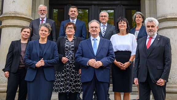 Gruppenfoto der neuen Landesregierung von Sachsen-Anhalt