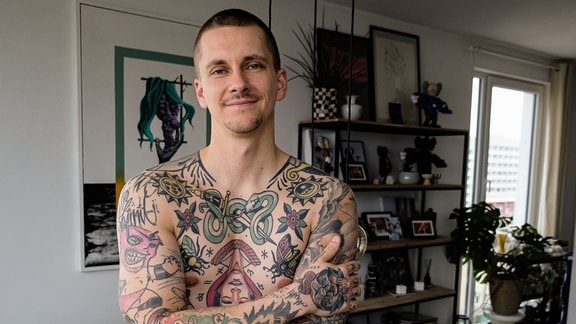 Der Leipziger Influencer Willy Iffland posiert und zeigt seine Tattoos.